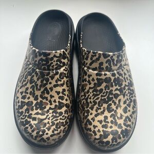 Oofos OOcloog Leopard Womens Size 8 Slip On Brown Mules Clogs Recovery  Comfort